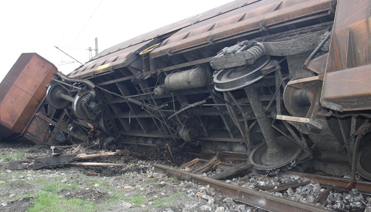 От релсите са излезли осем вагона От релсите са излезли осем вагона