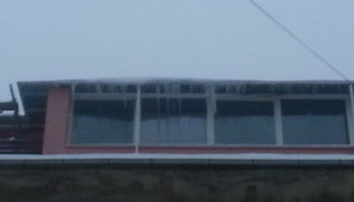 Огромни ледени висулки се спускат зад блоковете