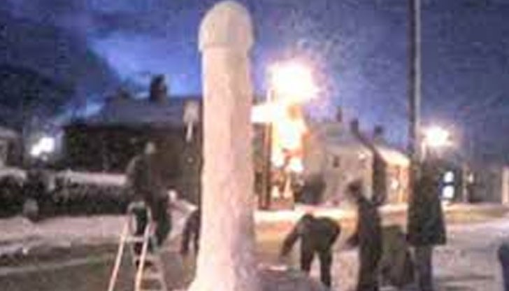 Статуята на фалоса се оказала разтопена и смазала двойката