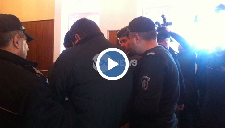 Двамата братя, известни в града с прякора си Поничките, отказват да дават обяснения пред разследващите