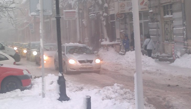 Г-н кмете, докога ще продължаваме да си трошим колите по тези непочистени пътища?