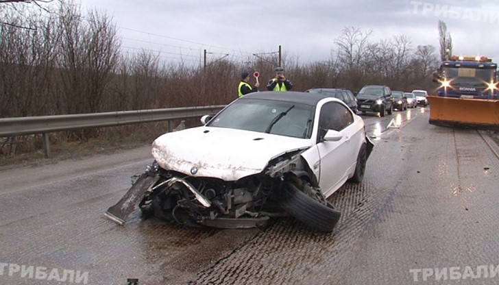 Автомобилът се подхлъзнал, ударил се първо в страничната мантинела и впоследствие се натресъл в микробус