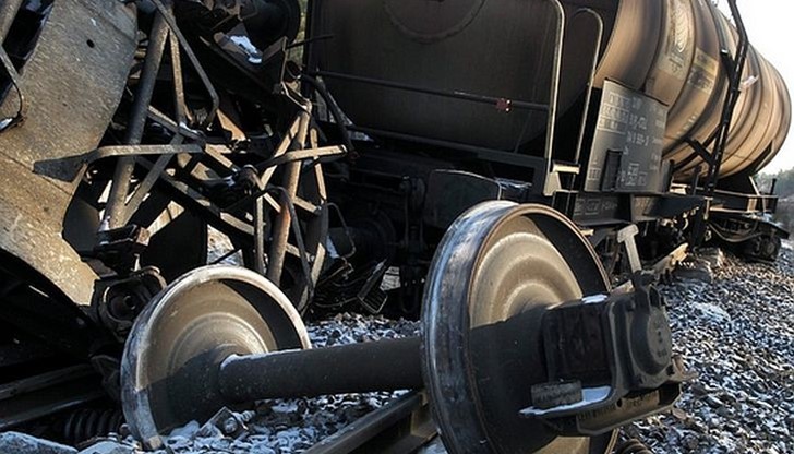 Извън коловозите са се озовали 8 цистерни пълни със смола