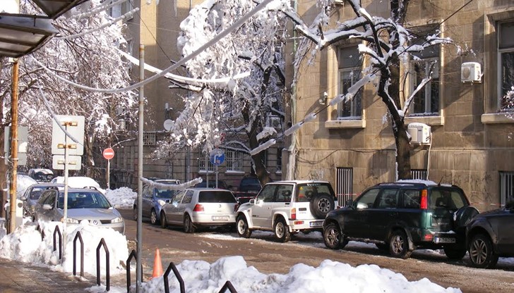 ​Увиснали кабели по улица "Църковна независимост"