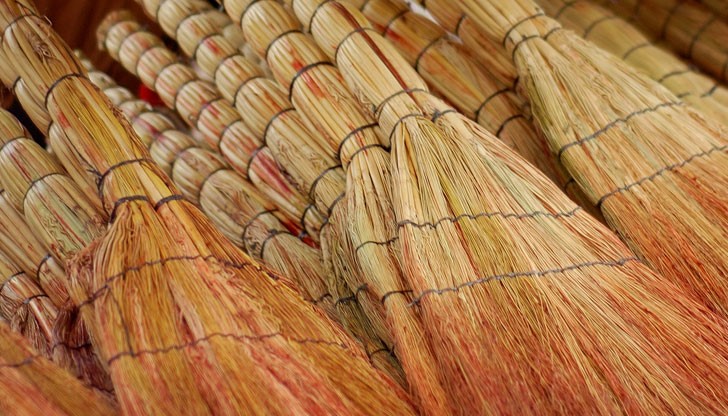 В европейската магия метлата не е само въздушен транспорт за вещици