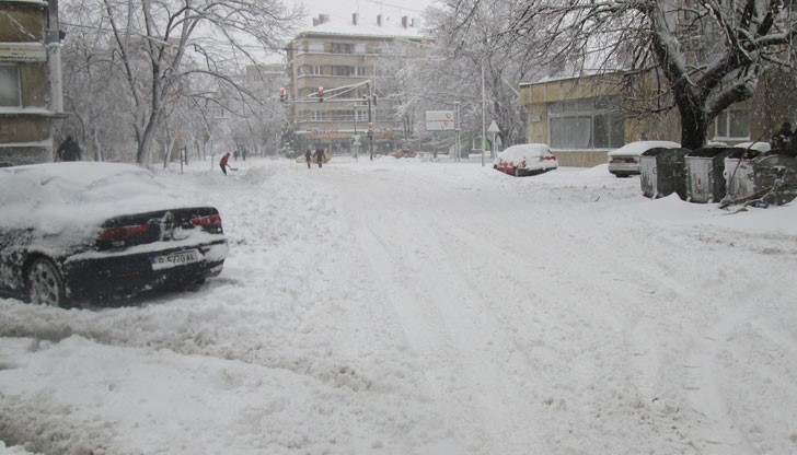Състоянието на улицата към 12:00 часа