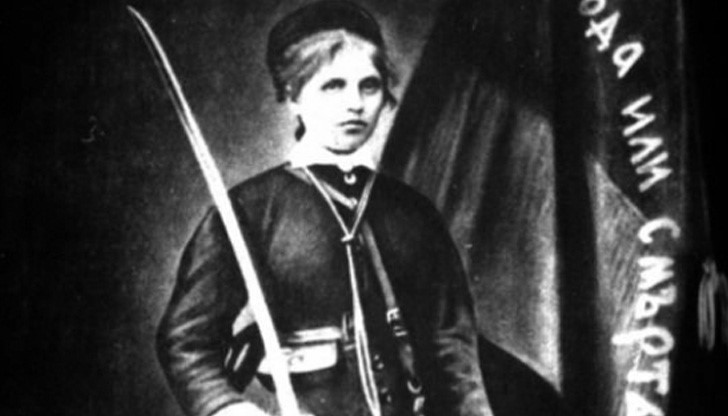 Като Орлеанската дева, тя повежда народа към Свободата и към безсмъртието, с гола сабя в ръка и със знаме в другата Като Орлеанската дева, тя повежда народа към Свободата и към безсмъртието, с гола сабя в ръка и със знаме в другата