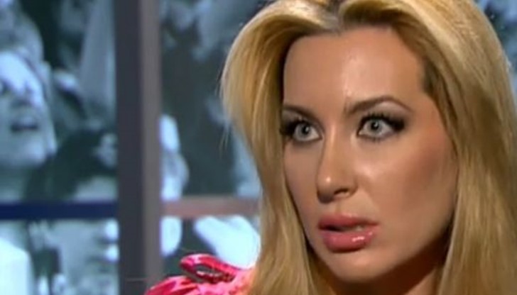 Антония Петрова отдавна е преминала моралната граница, що се отнася до носените от нея палта и чанти Антония Петрова отдавна е преминала моралната граница, що се отнася до носените от нея палта и чанти