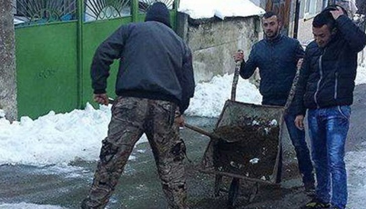 "Трябва повече хора да последват този пример, най-лесно е да стоиш на топло и да се оплакваш!", пише Дериан Антов "Трябва повече хора да последват този пример, най-лесно е да стоиш на топло и да се оплакваш!", пише Дериан Антов