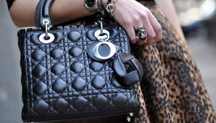 Според някои медии чантата с инкрустации от крокодилска кожа струва дори повече...