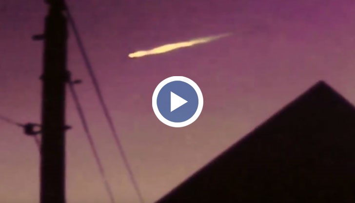 Вижда се как метеоритът пада към земята и изведнъж на доста голяма всочина от него се откъсва пламтящо тяло