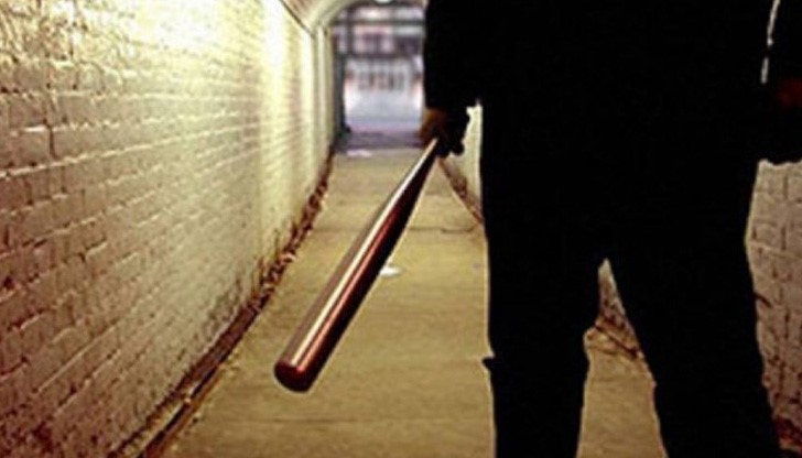 Неизвестен мъж се приближил към машината с дървена бухалка Неизвестен мъж се приближил към машината с дървена бухалка