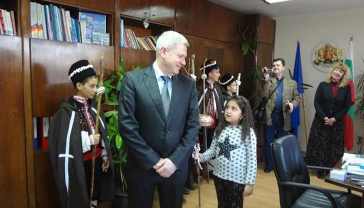 Днес ромската общност посреща Нова година, а по този повод традициите на ромския етнос оживиха кабинета на Областния управител