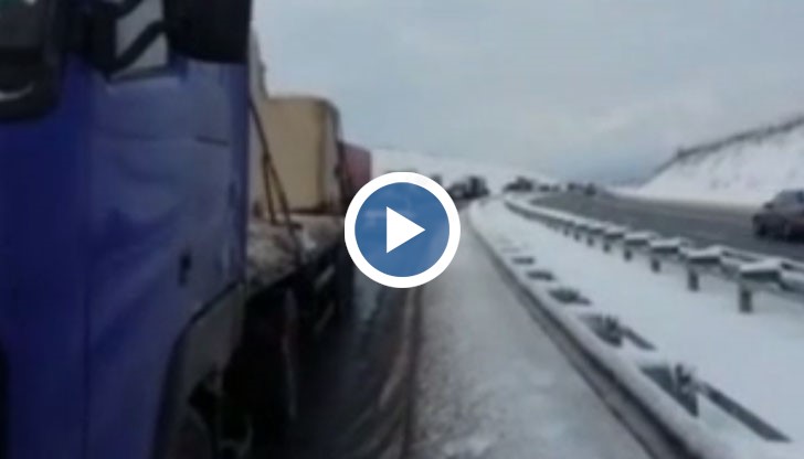 Десетки затворени пътища, хиляди хора без ток и затворени училища - това е равносметката след обилните снеговалежи