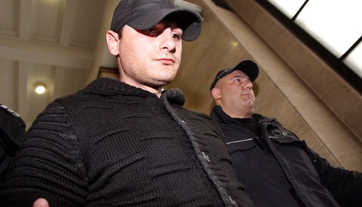 Колев е осъждан 4 пъти - за дрога, въоръжен грабеж, хулиганство и повреждане на чуждо имуществ Колев е осъждан 4 пъти - за дрога, въоръжен грабеж, хулиганство и повреждане на чуждо имуществ