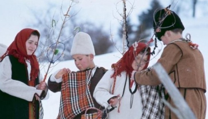 На самия празник пък групи от деца, които също сурвакат