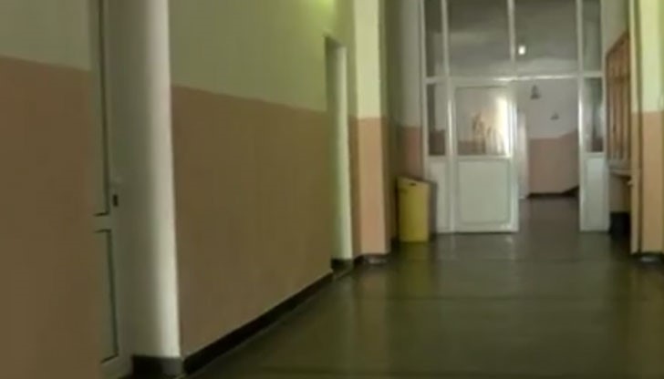 Учителката Емилия Калоянова твърди, че конфликтът започнал, тъй като не разрешила на детето да си тръгне от час и да говори с майка си по телефона Учителката Емилия Калоянова твърди, че конфликтът започнал, тъй като не разрешила на детето да си тръгне от час и да говори с майка си по телефона