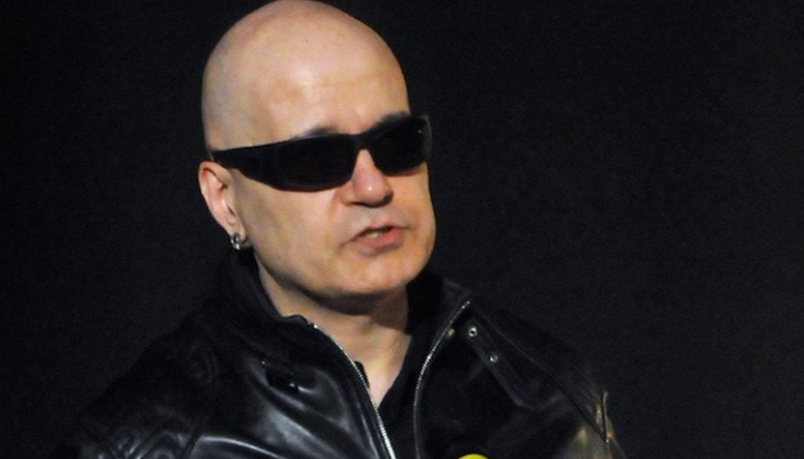 Слави Трифонов се обясни в любов на шефа на агенция "Пик" и му изпрати 20 червени карамфила