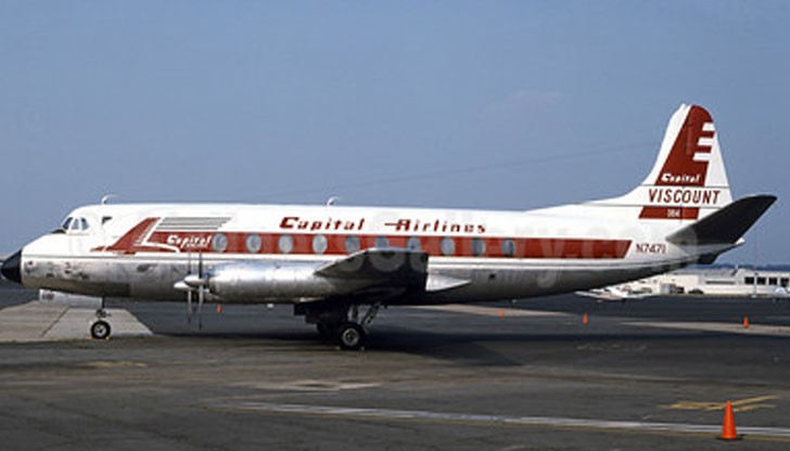 Когато стюардите се опитали да я отстранят от вратата, на нейна страна са се намесили двама от пътуващите със самолета и е започнал бой Когато стюардите се опитали да я отстранят от вратата, на нейна страна са се намесили двама от пътуващите със самолета и е започнал бой