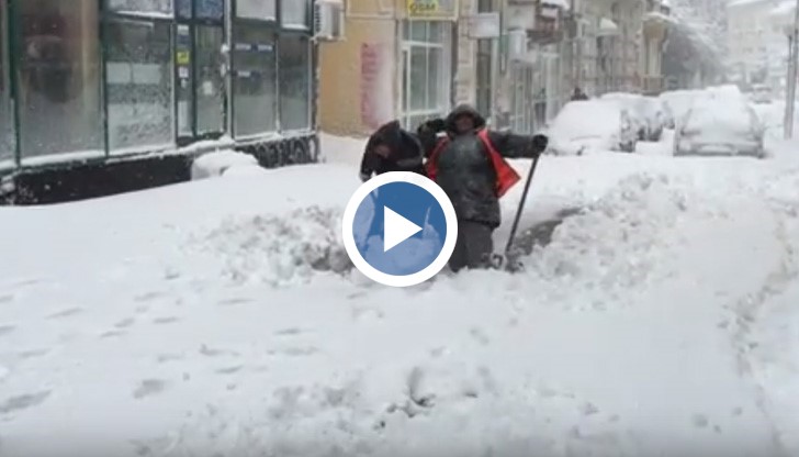 Ромки чистят снега с бодър дух, музика и танци