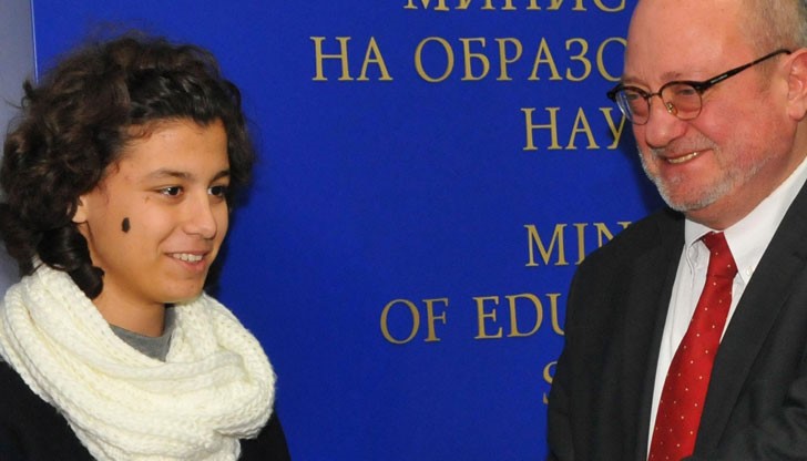 Министър Танев поздрави Мария лично, като заяви, че тя е повече от герой