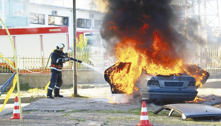 Тази сутрин три пожарни са потушили пожар в автомобили на ул. "Тодор Минков"