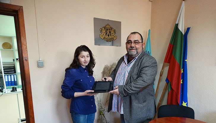 Надежда Тодорова произхожда от многочленно семейство в затруднено положение, но е старателна, отговорна и с много добър успех