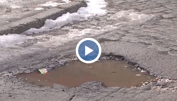 Настилките не са били дори кърпени от години