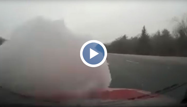 Това видео показва защо трябва да се чисти и покрива на автомобила