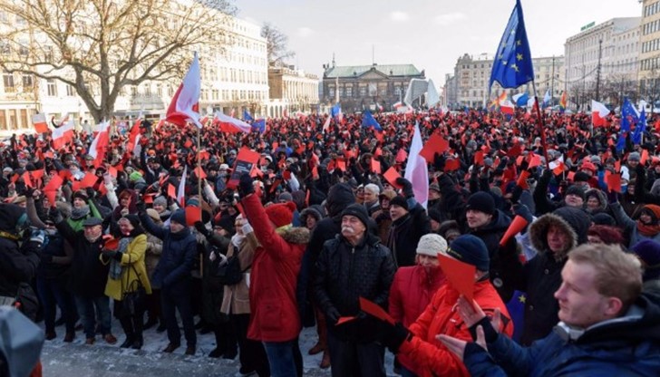 Протестиращи вдигнаха символично червени картони, като така изразиха отношението си към правителството и към управляващата партия