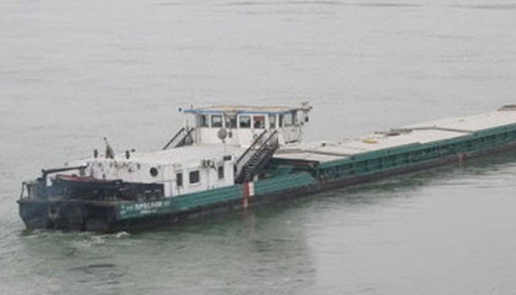 Молдовски тласкач с една секция е заседнал по река Дунав в района на Попина