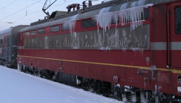 Поради усложнената метеорологична обстановка е преустановено движението на влаковете в три железопътни участъка на страната Поради усложнената метеорологична обстановка е преустановено движението на влаковете в три железопътни участъка на страната