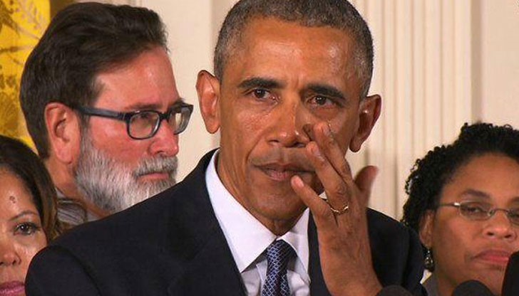 Президентът на САЩ бършеше сълзите си, докато говореше за жертвите в училищна стрелба през 2012 г., в която загинаха 20 деца