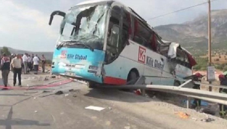Загинали са двама пътници от автобуса и двама от колата