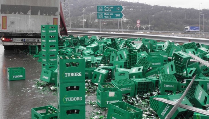 Магистрала „Струма” бе осветена и с бира, след като ТИР Волво със сръбска регистрация изсипа стотици бутилки "Туборг"