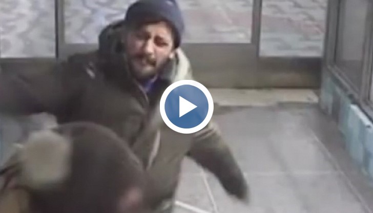 разбойникът удря младата жена по лицето, след това я рита с коляно в корема и плюе върху нея