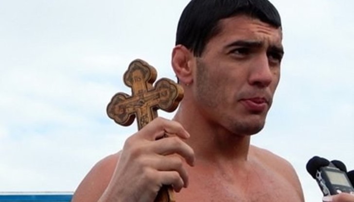 За 27-годишния Зарко скачането за кръста е ритуал най-вече за здраве За 27-годишния Зарко скачането за кръста е ритуал най-вече за здраве