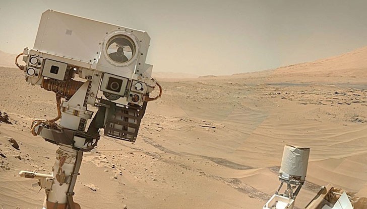 Марсоходът Curiosity Rover направи още едно селфи на фона на повърхността на Марс.