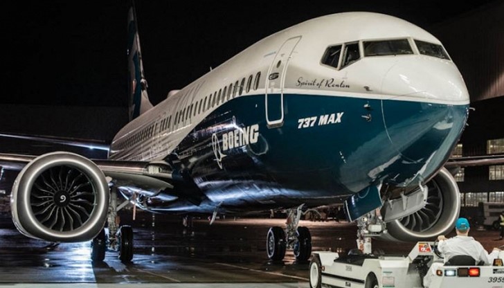 Boeing представи първия завършен 737 Max 8 лайнер