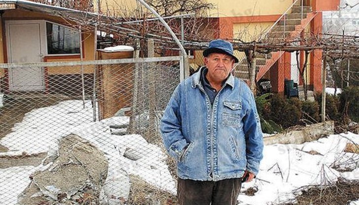 69-годишният Виктор Михайлов останал на улицата, живее в автомобила си
