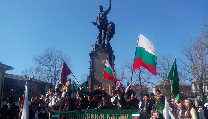 Изпълнен с хора, знамена и плакати бе площад „Васил Левски” в Карлово