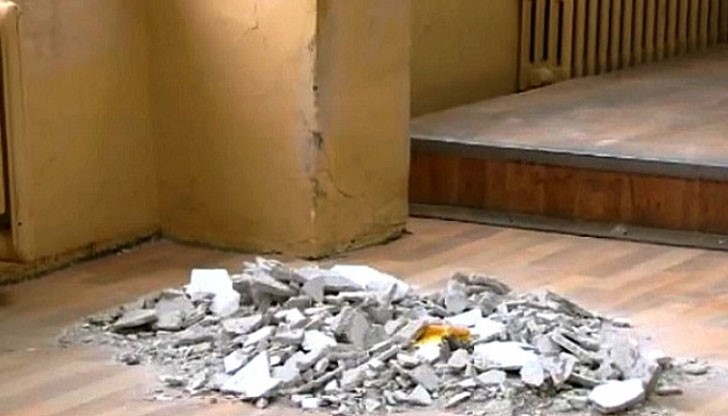 Върху главата на осмокласника падна пет сантиметра дебела мазилка