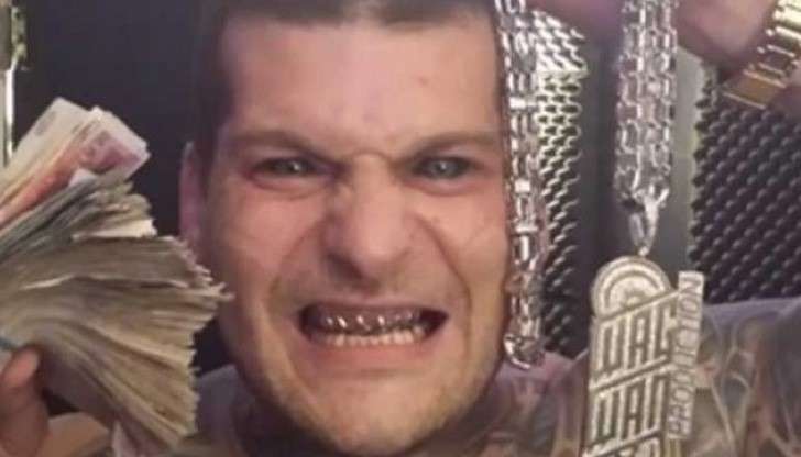 Първо си накупил ланци и гривни, позлатил зъбите си, но не се почувствал истински богат Първо си накупил ланци и гривни, позлатил зъбите си, но не се почувствал истински богат