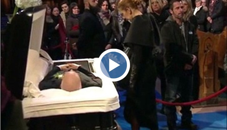 47-годишната певица бе скрила лицето си зад черен воал, но в очите й имаше сълзи, показва видео на Global news от погребението