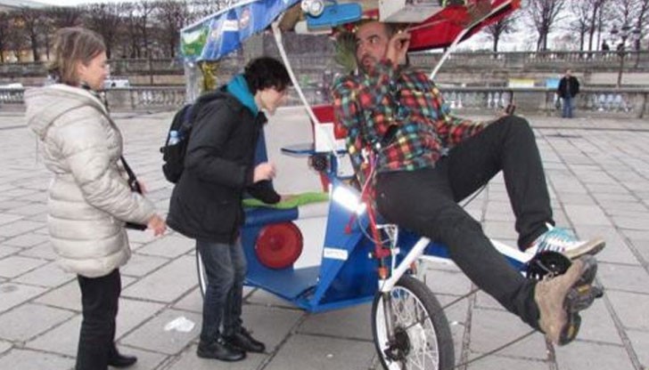 С две различни обувки, неизменната усмивка и блясък в очите – така откриваме Тошо на площад „Конкорд“ в Париж