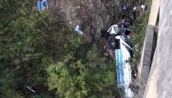 Автобусът, с който са пътували, е паднал в пропаст от височина 30-40 метра /снимката е илюстративна/