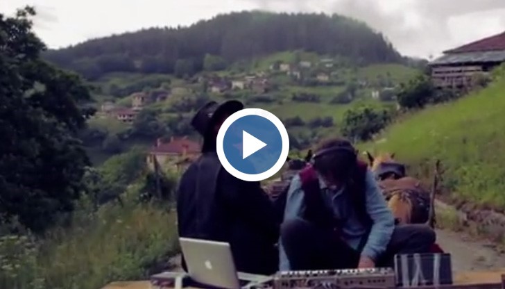 Космо Шелрдрейк (Cosmo Sheldrake) e 25-годишен музикален гений от Лондон, който едновременно е композитор, певец, бийтбоксър, продуцент, диджей и изпълнител на около 30 различни инструмента