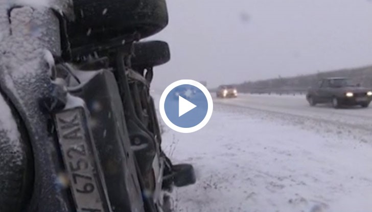 Непочистени пътища парализираха страната