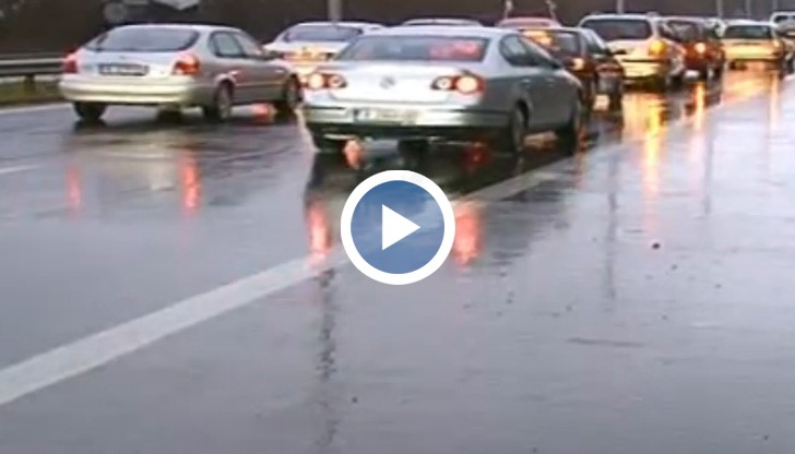 Протестиращите пропускаха линейки и снегопочистващи машини, но спираха колите на градския транспорт