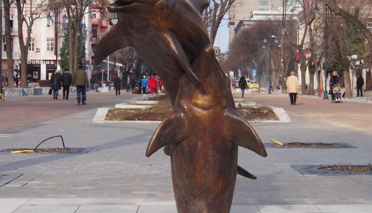Скулптура на влюбени делфини краси новата пешеходна зона на Варна